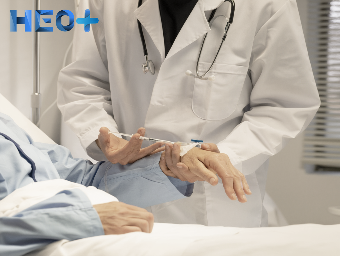 Врач делает укол пациенту